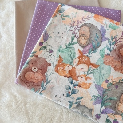 Três tecidos coloridos sobre superfície branca macia