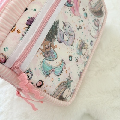 Bolsa ou estojo com padrão de sereias coloridas em tons pastéis e fecho rosa
