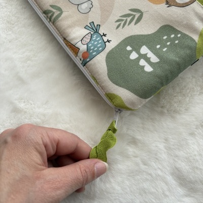 Estojo ou bolsa com padrão de animais e fecho verde trançado