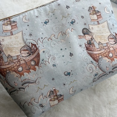 Estojo ou bolsa com padrão de piratas e texto NEVER STOP EXPLORING