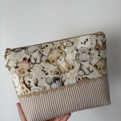 Necessaire com padrão de animais bebés da savana em tecido bege e riscas.