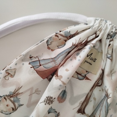 Saco de tecido branco com padrão de bonecos de neve e etiqueta Maia primavera