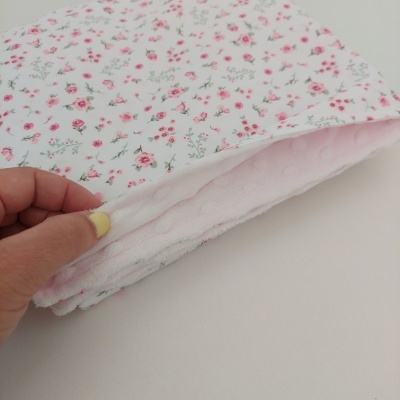 Tecido rosa claro com padrão floral e textura macia