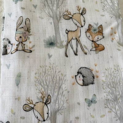 tecido branco com desenhos de animais de floresta infantis