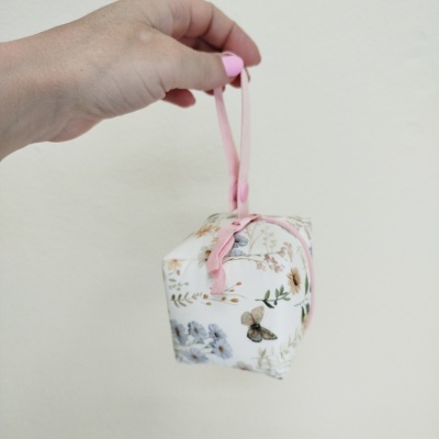 Mala pequena em tecido floral com fecho e alça rosa