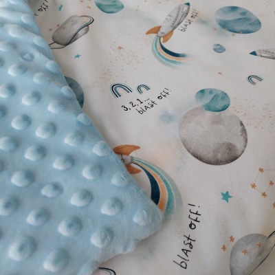 Manta para bebé azul claro e branca com estampado espacial