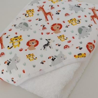 Toalha de bebé com capuz com padrões de animais coloridos