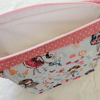 Bolsa rosa com padrão de bailarinas e flores e interior branco macio