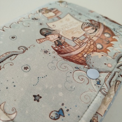 Carteira de tecido azul com padrão infantil de marinheiros em barcos, botão branco