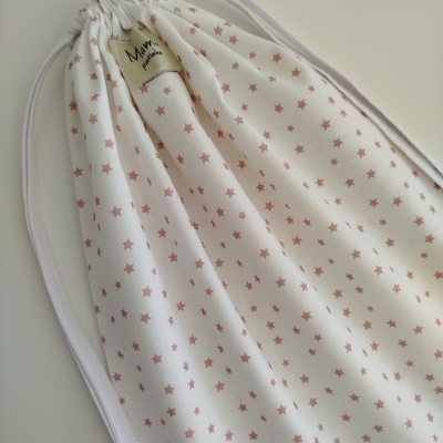 Saco de tecido branco com estrelas rosa e etiqueta Mimi artesanal