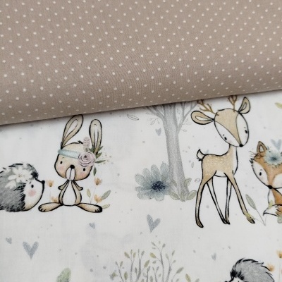 Tecido infantil com padrão de pintas brancas sobre fundo bege e tecido branco com estampado de animais e árvores