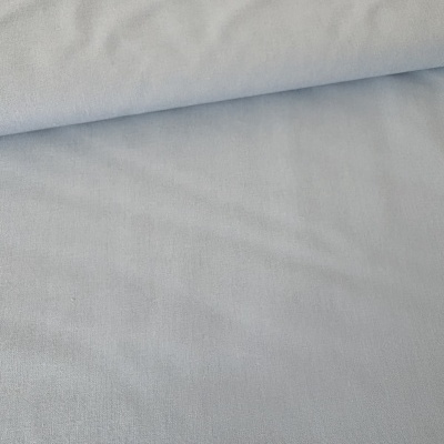 Tecido cinza claro com textura suave e dobra central