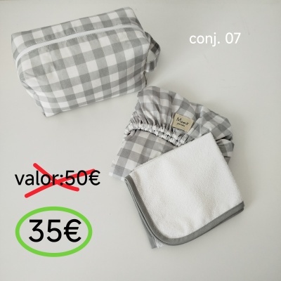Conjunto de bolso, touca e toalha xadrez cinza e branco com etiquetas e preços em fundo branco