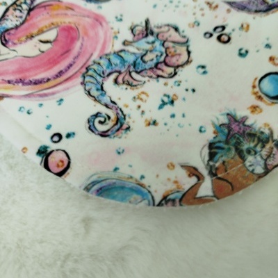 Tecido branco com padrão de sereia e elementos marinhos coloridos