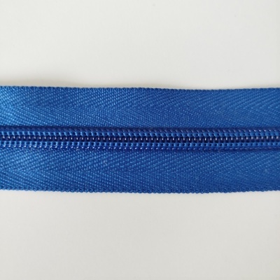 Fecho éclair azul em tecido com dentes de plástico