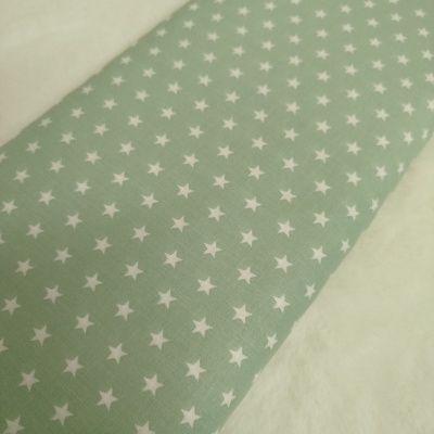 tecido verde com estrelas brancas sobre fundo branco