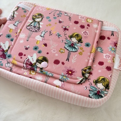 Bolsa de tecido cor-de-rosa com desenho de fadas e flores