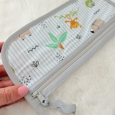 Estojo escolar cinza com interior estampado de animais e plantas