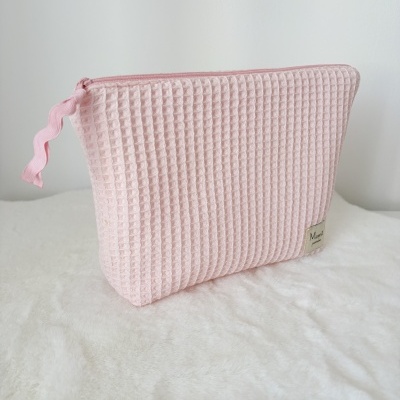 Necessaire rosa claro com padrão texturizado e fecho de correr cor-de-rosa