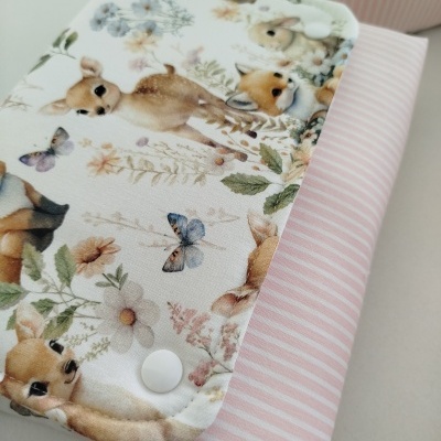 Fralda de tecido para bebé com padrão de animais e manta rosa às riscas