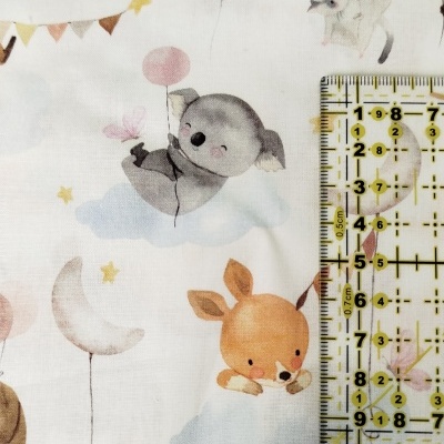 tecido infantil branco com desenhos doces de animais e balões coloridos