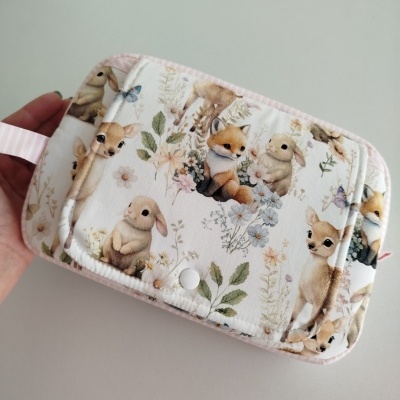 Carteira ou nécessaire com estampa de animais bons em fundo branco.