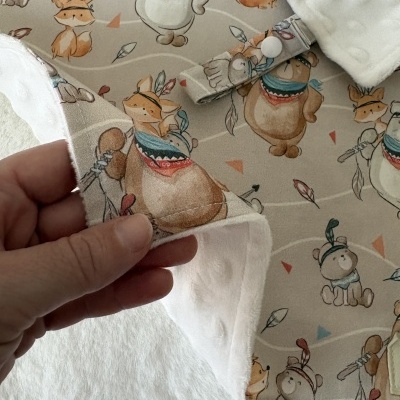 Tecido com estampado de animais e interiores macios brancos
