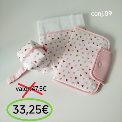 Conjunto de três peças têxteis brancas com corações coloridos e detalhes rosa, preço 33,25€.