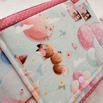 Bolsa ou carteira de tecido com padrão infantil colorido e fecho de botão rosa
