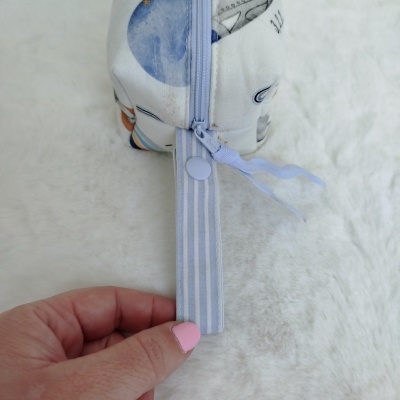 Estojo tecido azul e branco com fecho e fita azul riscada branco