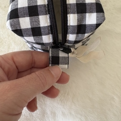 Estojo xadrez preto e branco com fecho de correr