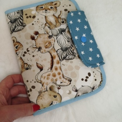 Carteira de tecido com padrão de animais bebé e fecho azul com estrelas brancas