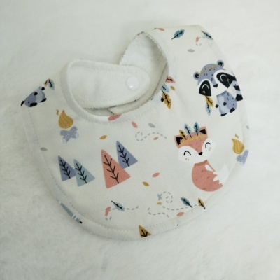 Babete redondo para bebé com estampado de animais e natureza