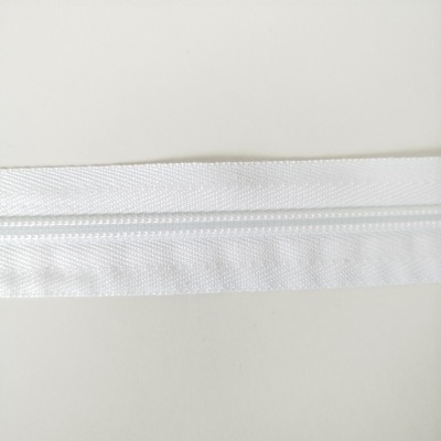 Zíper branco com tecido e dentes invisíveis