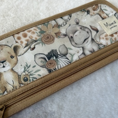 Estojo em tecido com estampado de animais bebés e flores, com etiqueta Mamã printinha