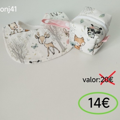 Conjunto para bebé com babete e estojo estampados com animais da floresta e preço de 14 euros.