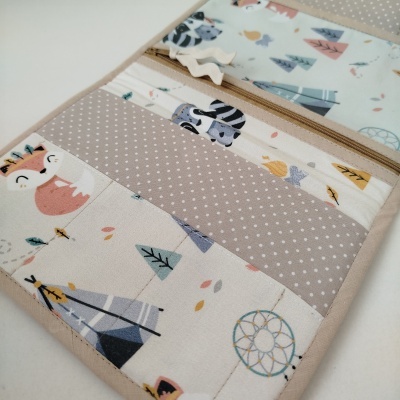 Carteira ou porta-documentos infantil de tecido com padrões de animais e tendas