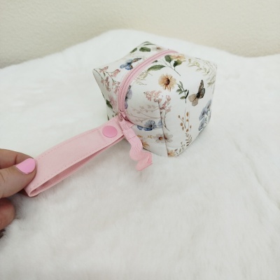 Bolsa pequena com padrão floral e alça rosa