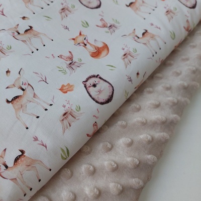 Tecido infantil com padrão de animais e tecido bege texturizado