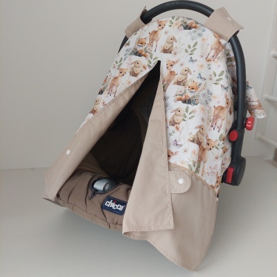 Capa para cadeira de bebé Chicco com padrão de animais e base bege