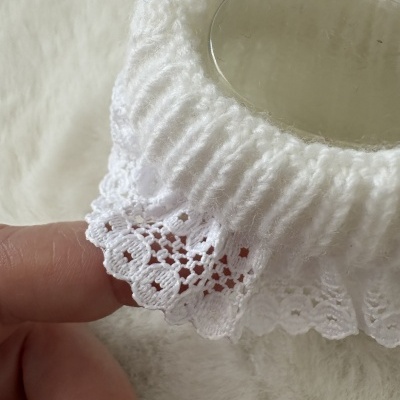 Gola branca de tricô com renda delicada