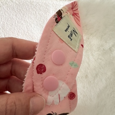 Fralda rosa floral reutilizável com botões e etiqueta Mama Portugal