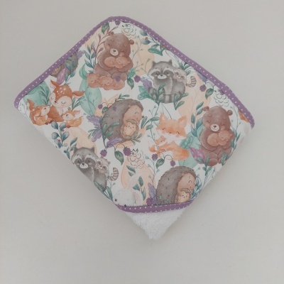 Toalha de bebé com capuz estampado com animais e flores, borda lilás com bolinhas brancas