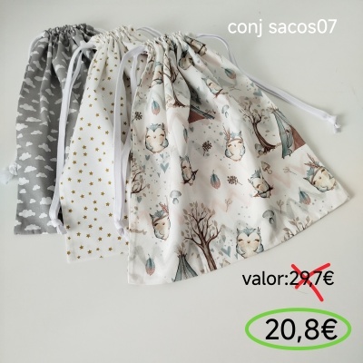 Três sacos de tecido com padrões de nuvens, estrelas e corujas, com cordões brancos e texto de preço.