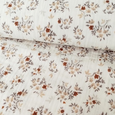 tecido branco com padrão floral castanho claro e escuro