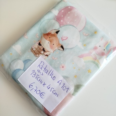 Retalho de tecido colorido para bebé com desenhos de raposa, unicórnio, nuvens e estrelas embalado em plástico