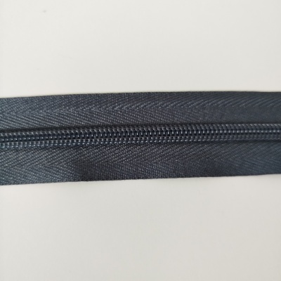 Fecho éclair azul escuro em fundo branco