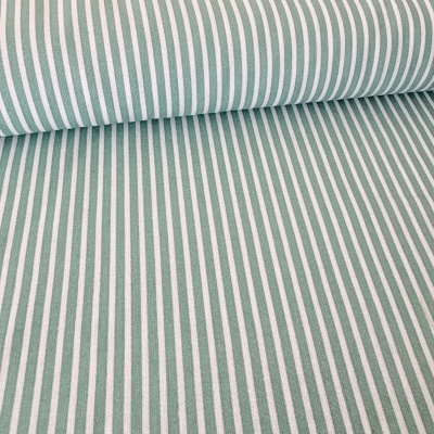 Tecido riscado branco e verde em rolo sobre superfície plana