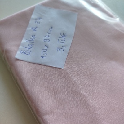 Pano rosa claro embalado e etiqueta com texto manuscrito em azul