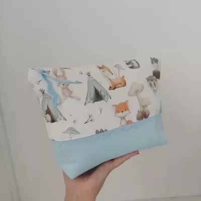 Bolsa de tecido com padrão infantil e base azul claro